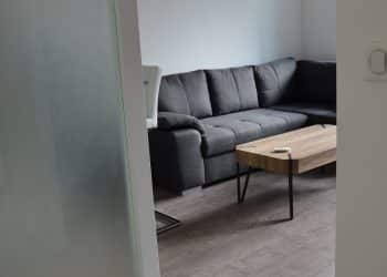 1-foto-bytu-pred-home-stagingom-pohlad-do-obyvacky