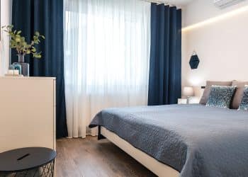 1-home-staging-2-izboveho-bytu-modra-spalna-HomeBrand