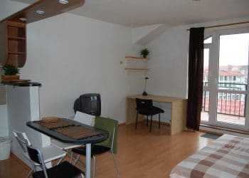 1-izbovy-byt-pred-home-stagingom-a-rekonstrukciou-HomeBrand-1
